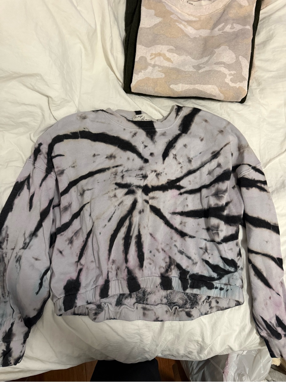 Vintage Havana Lavender and Black Tie-Dye Cropped Sweatshirt